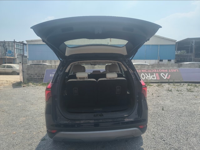 View Mahindra XUV700 Image 10 Used Mahindra XUV700 Image 10