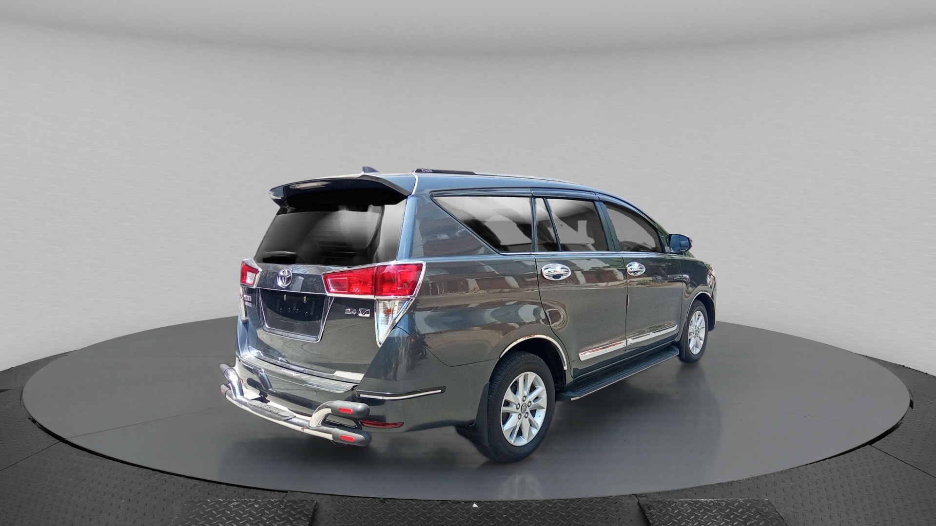 Innova Crysta image 7 Innova Crysta image 7