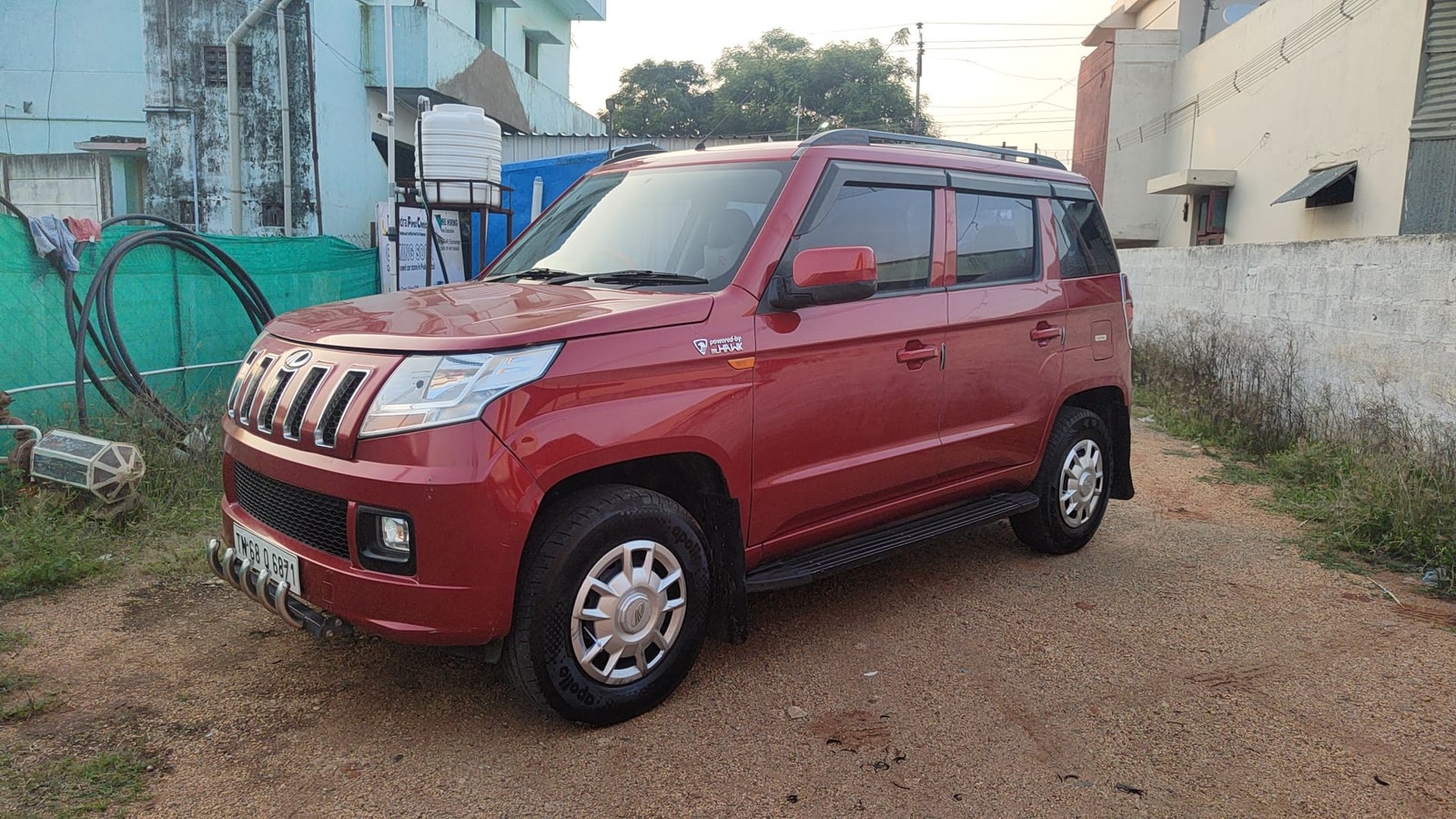 TUV300 image 1 TUV300 image 1