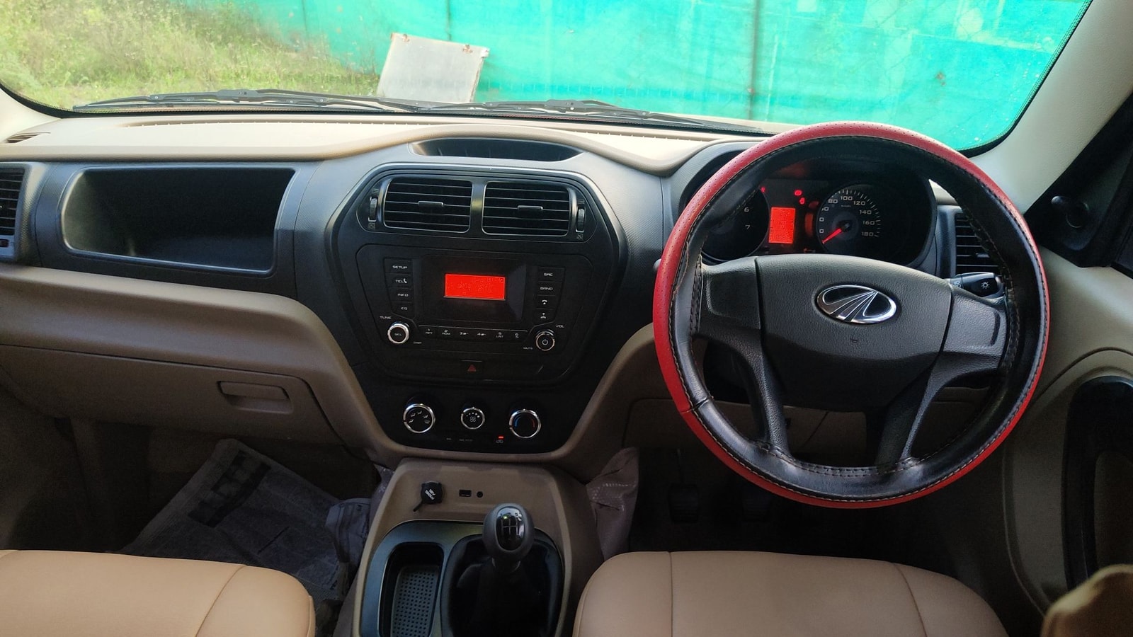 TUV300 image 15 TUV300 image 15