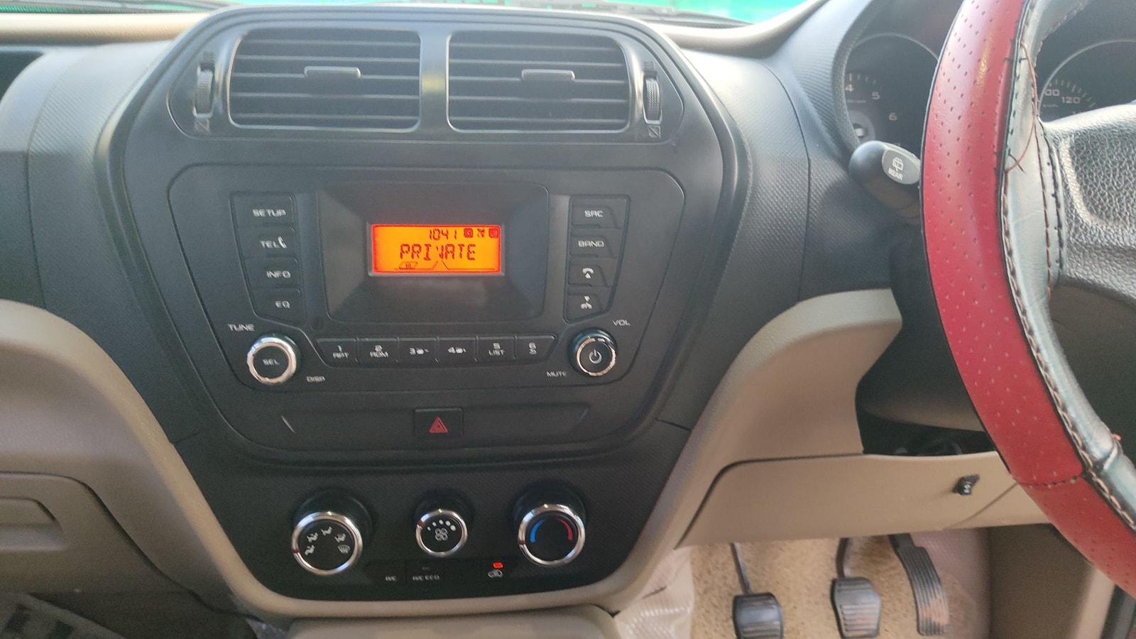 TUV300 image 17 TUV300 image 17