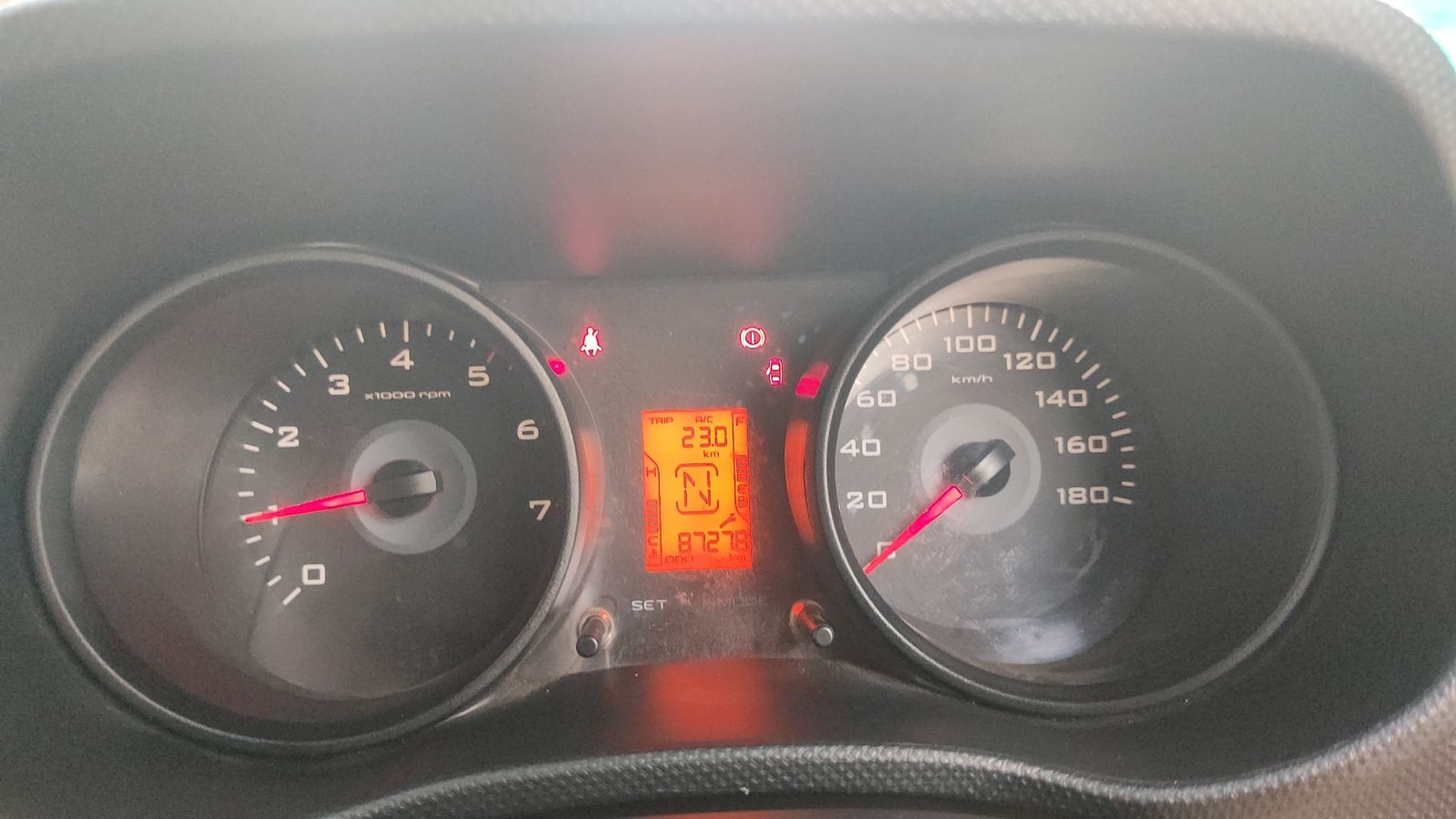 TUV300 image 16 TUV300 image 16