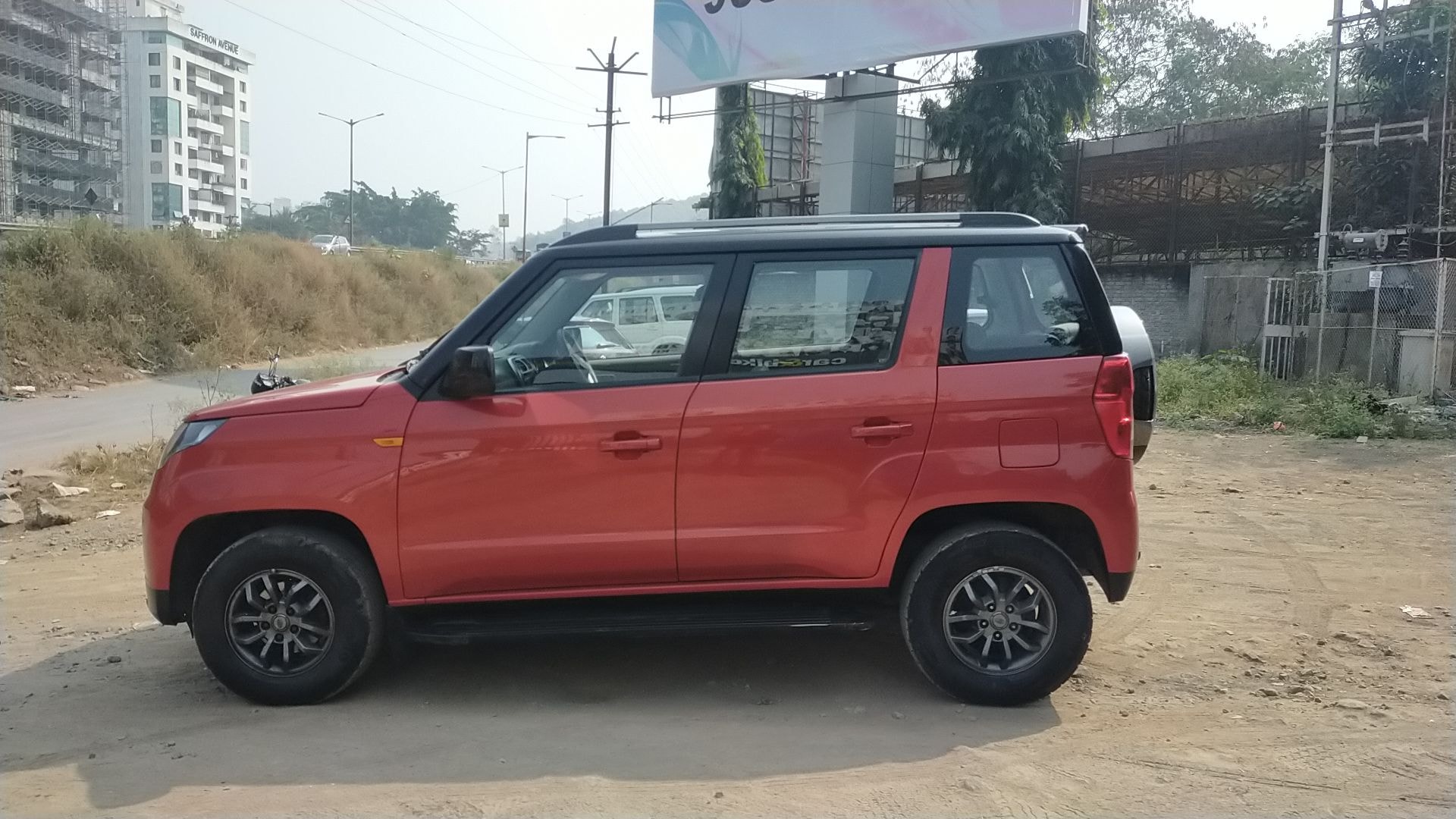 TUV300 image 2 TUV300 image 2