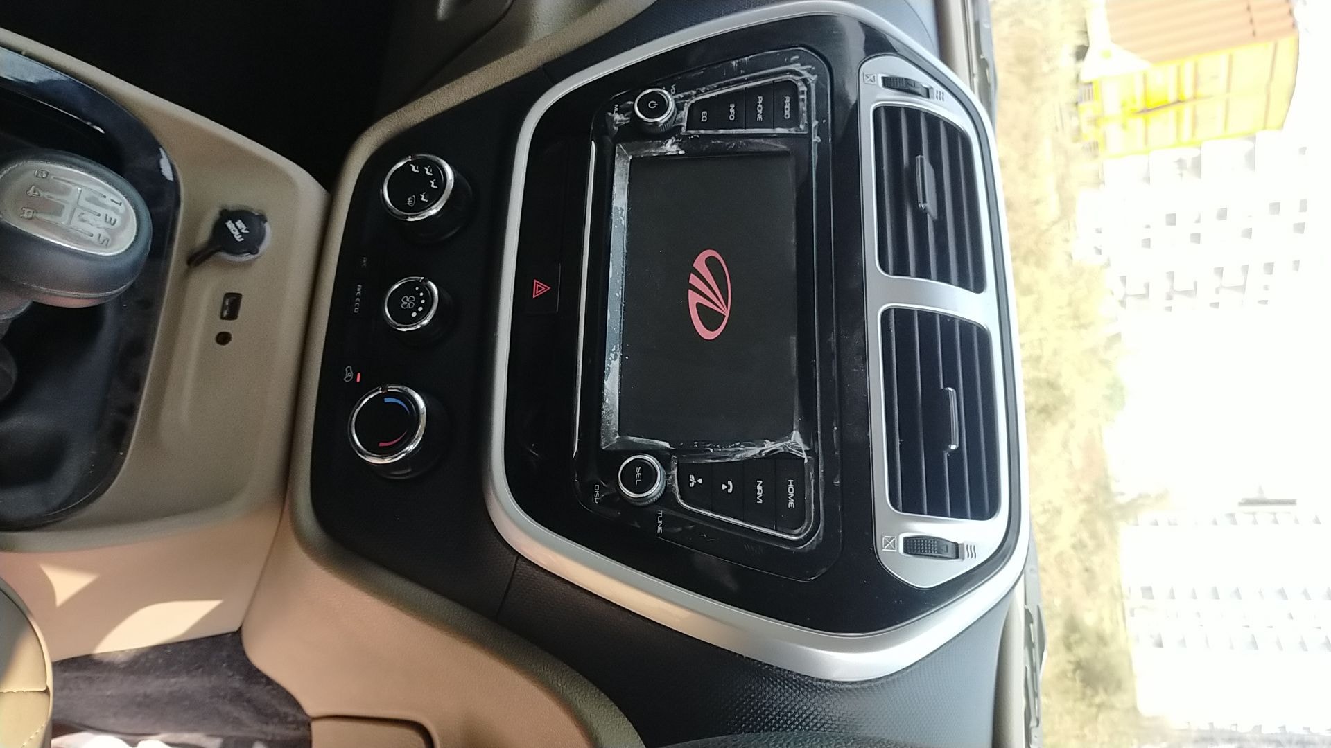 TUV300 image 17 TUV300 image 17