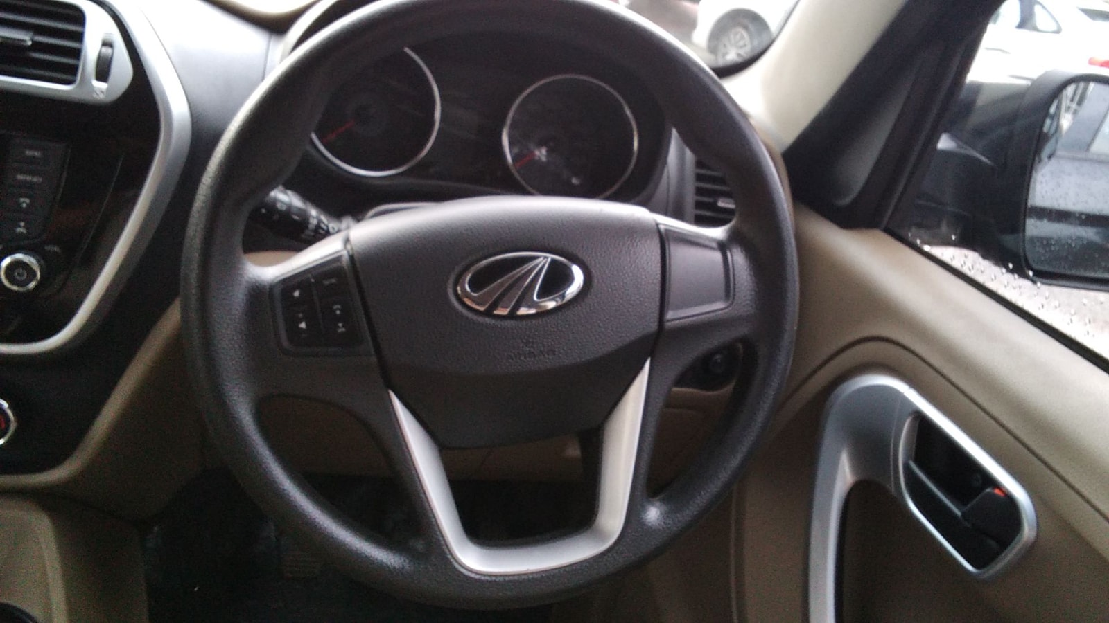 TUV300 image 18 TUV300 image 18