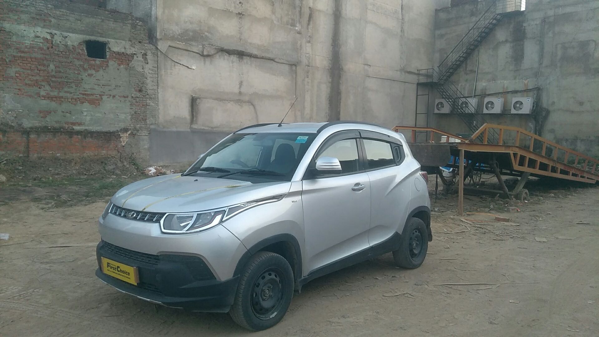 KUV100 image 1 KUV100 image 1