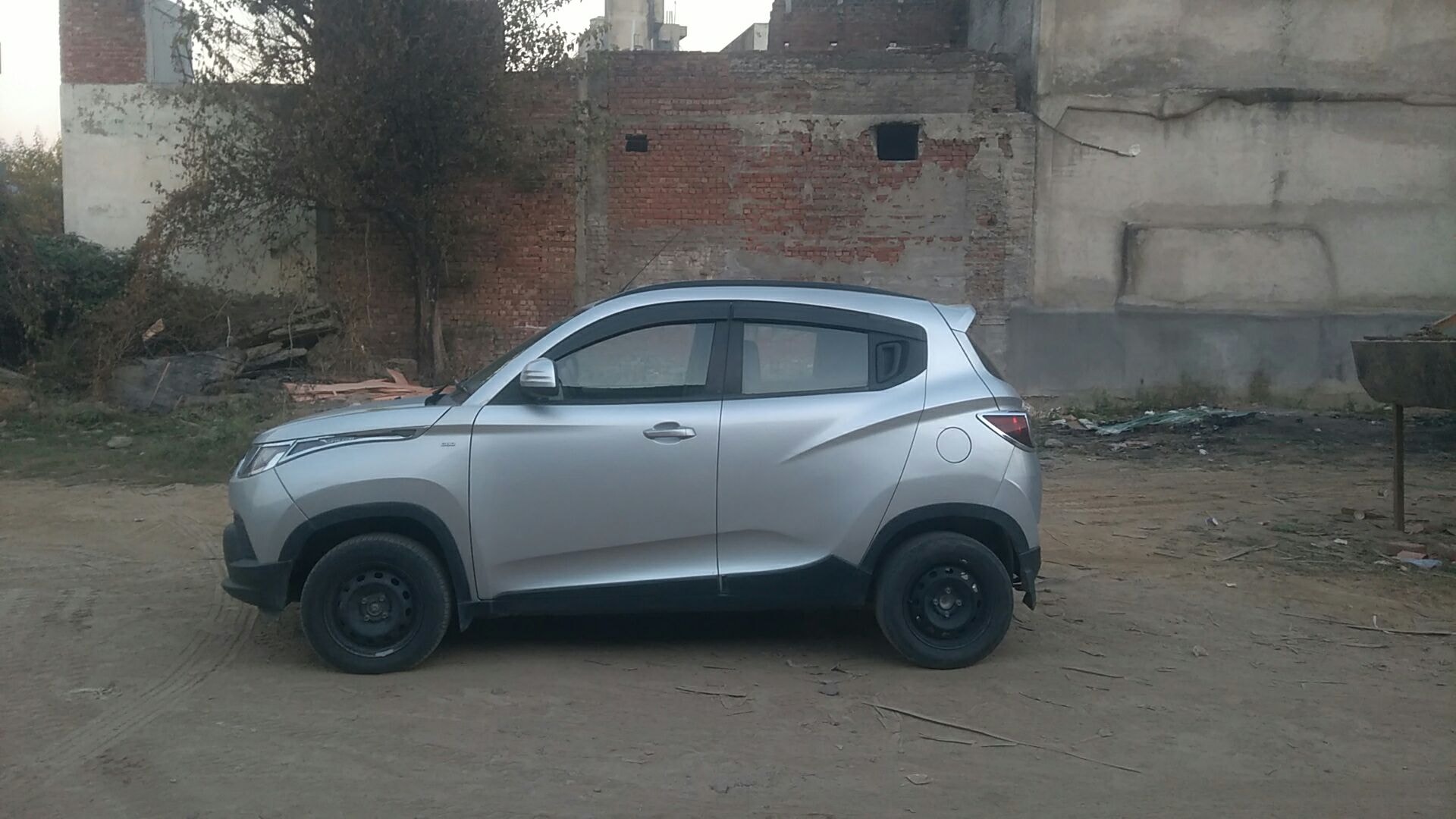 KUV100 image 2 KUV100 image 2