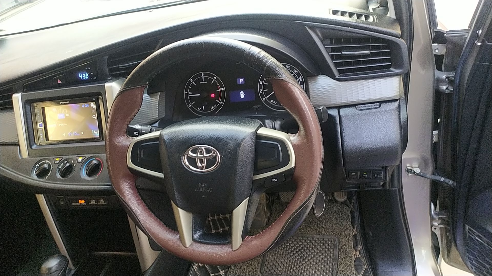 Innova Crysta image 18 Innova Crysta image 18