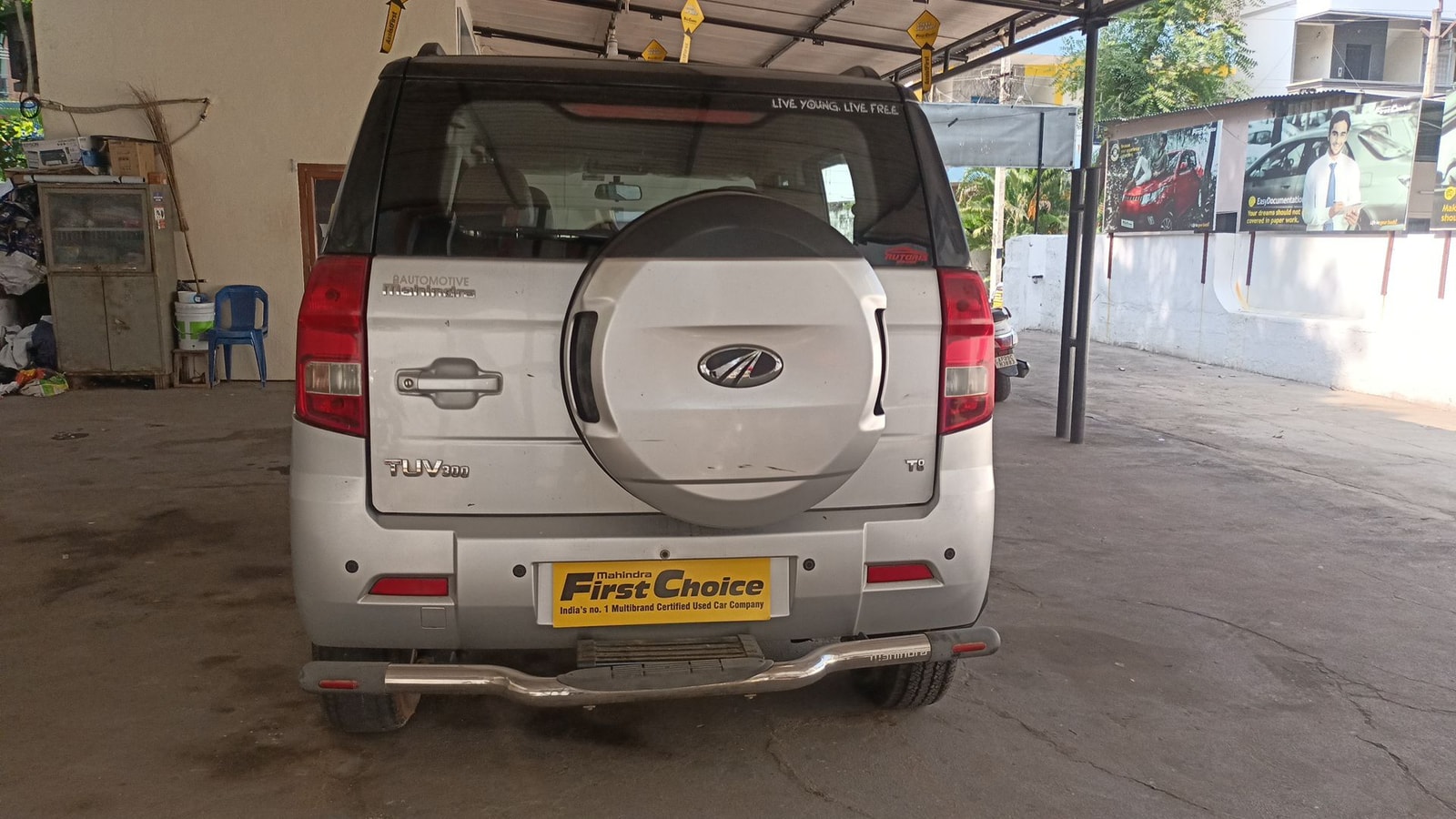 TUV300 image 4 TUV300 image 4