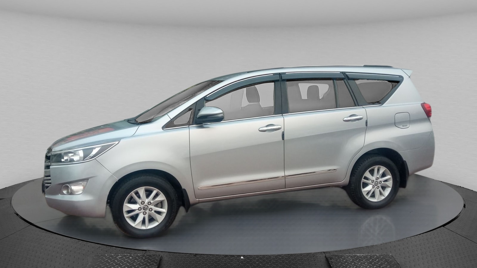 Innova Crysta image 1 Innova Crysta image 1