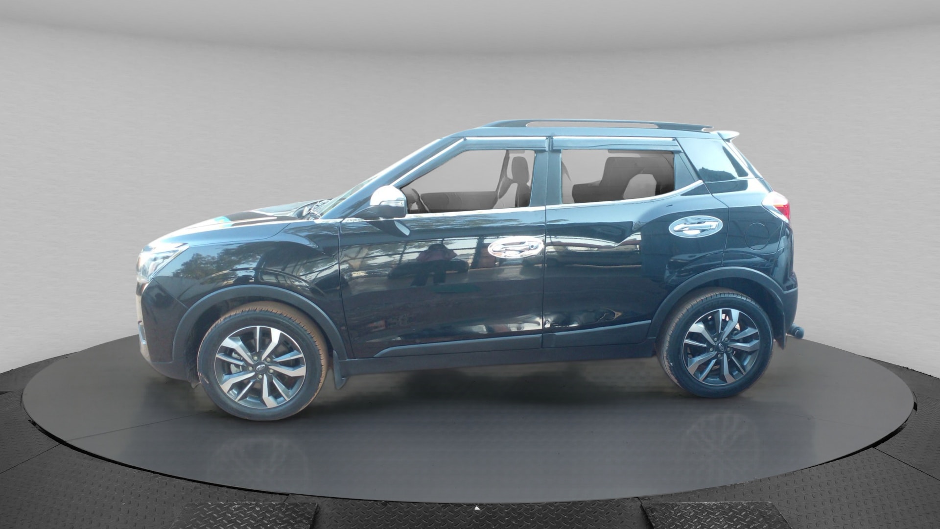 XUV300 image 2 XUV300 image 2