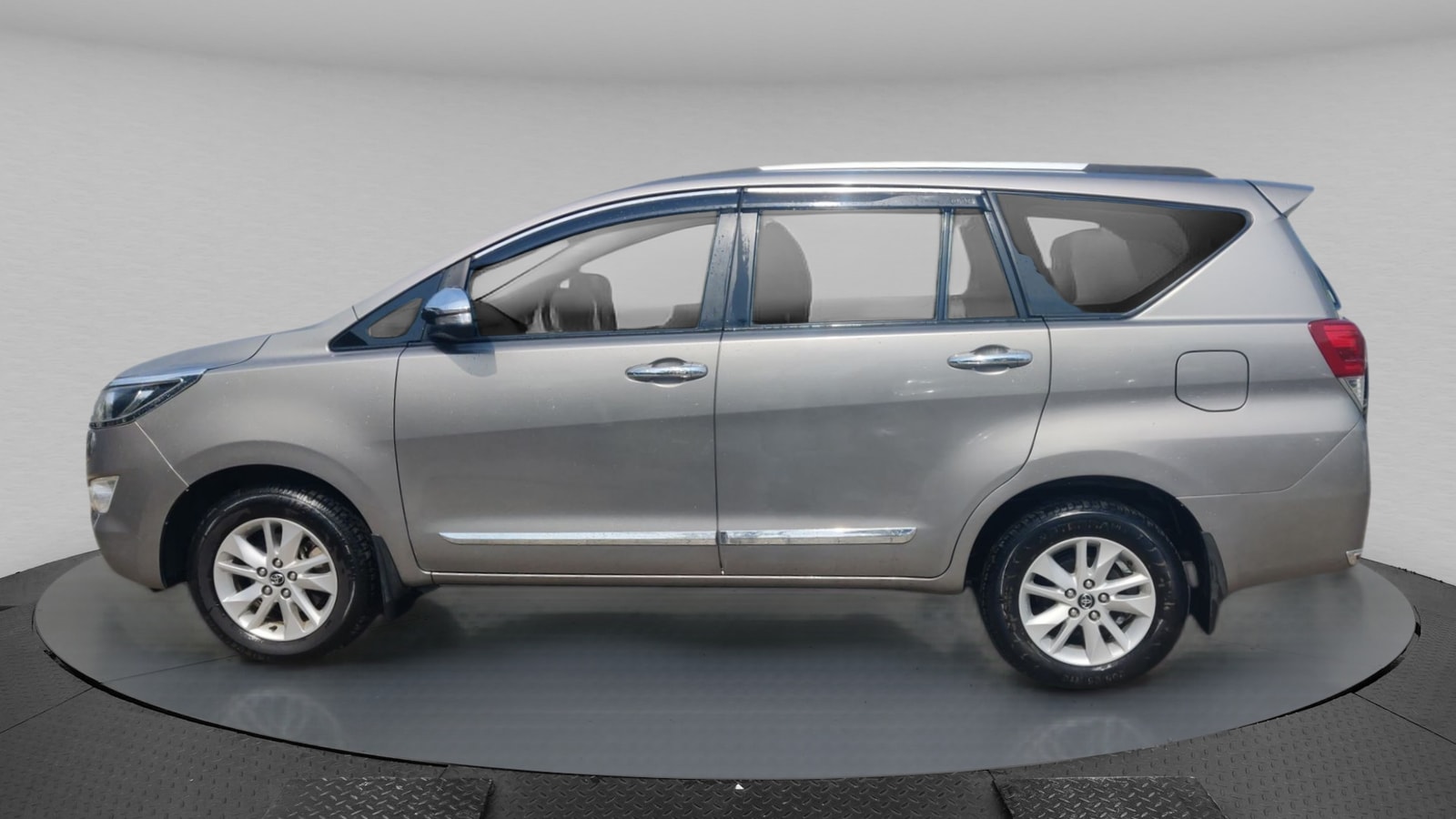 Innova Crysta image 2 Innova Crysta image 2