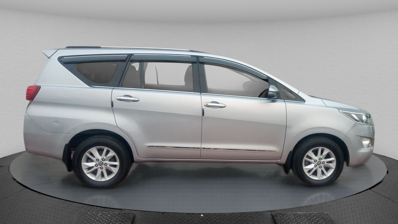 Innova Crysta image 7 Innova Crysta image 7