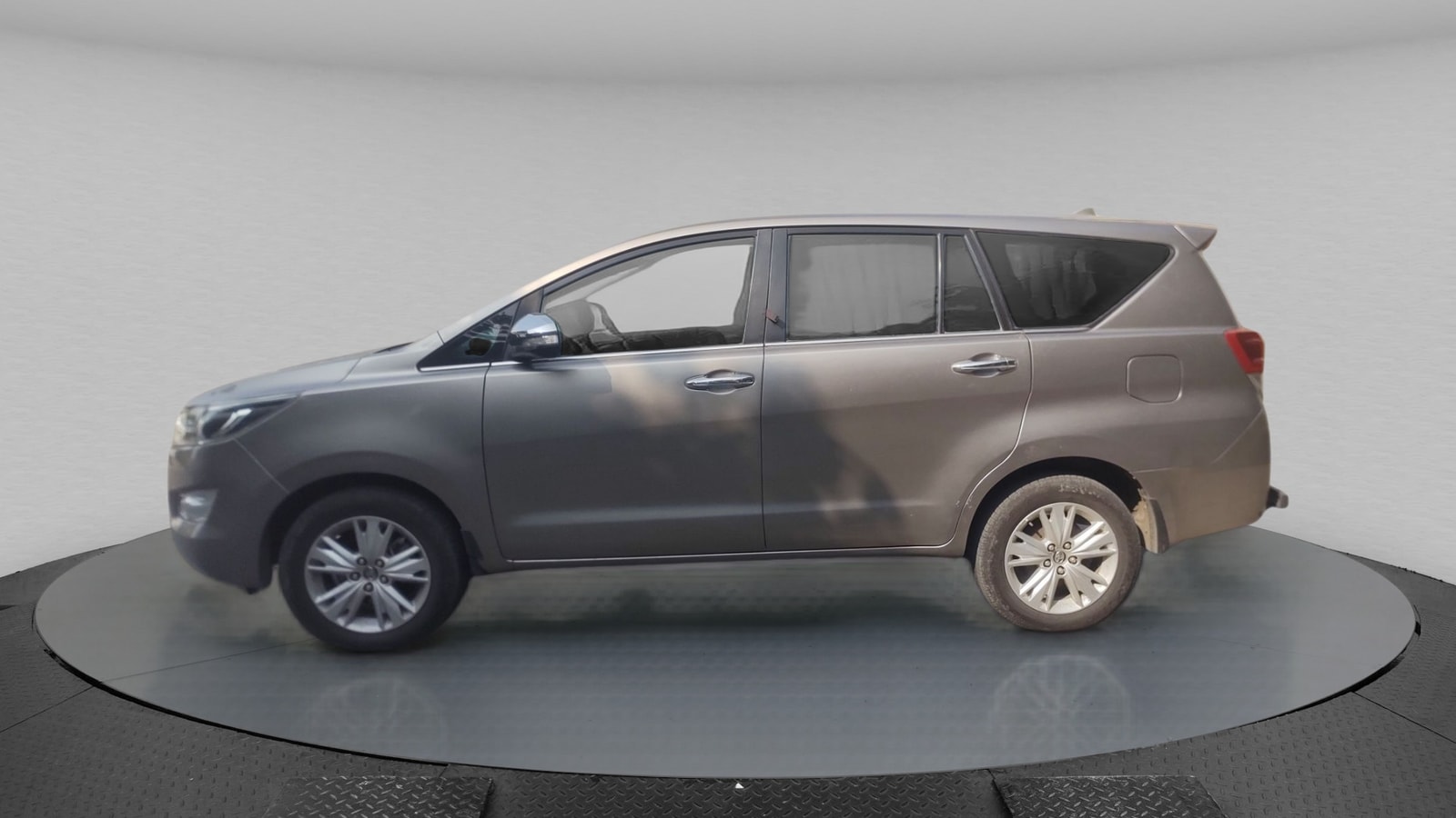 Innova Crysta image 3 Innova Crysta image 3