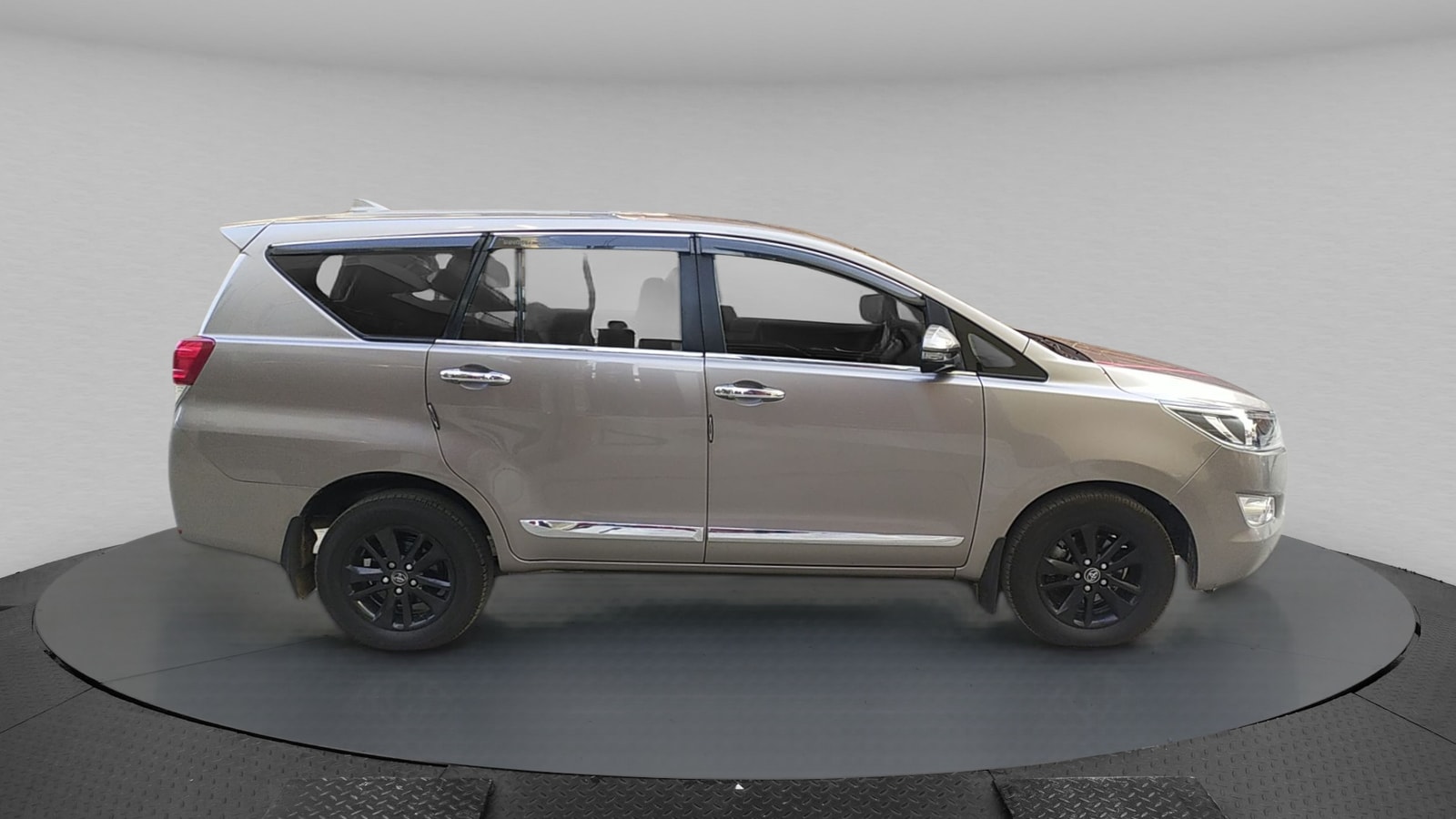 Innova Crysta image 7 Innova Crysta image 7