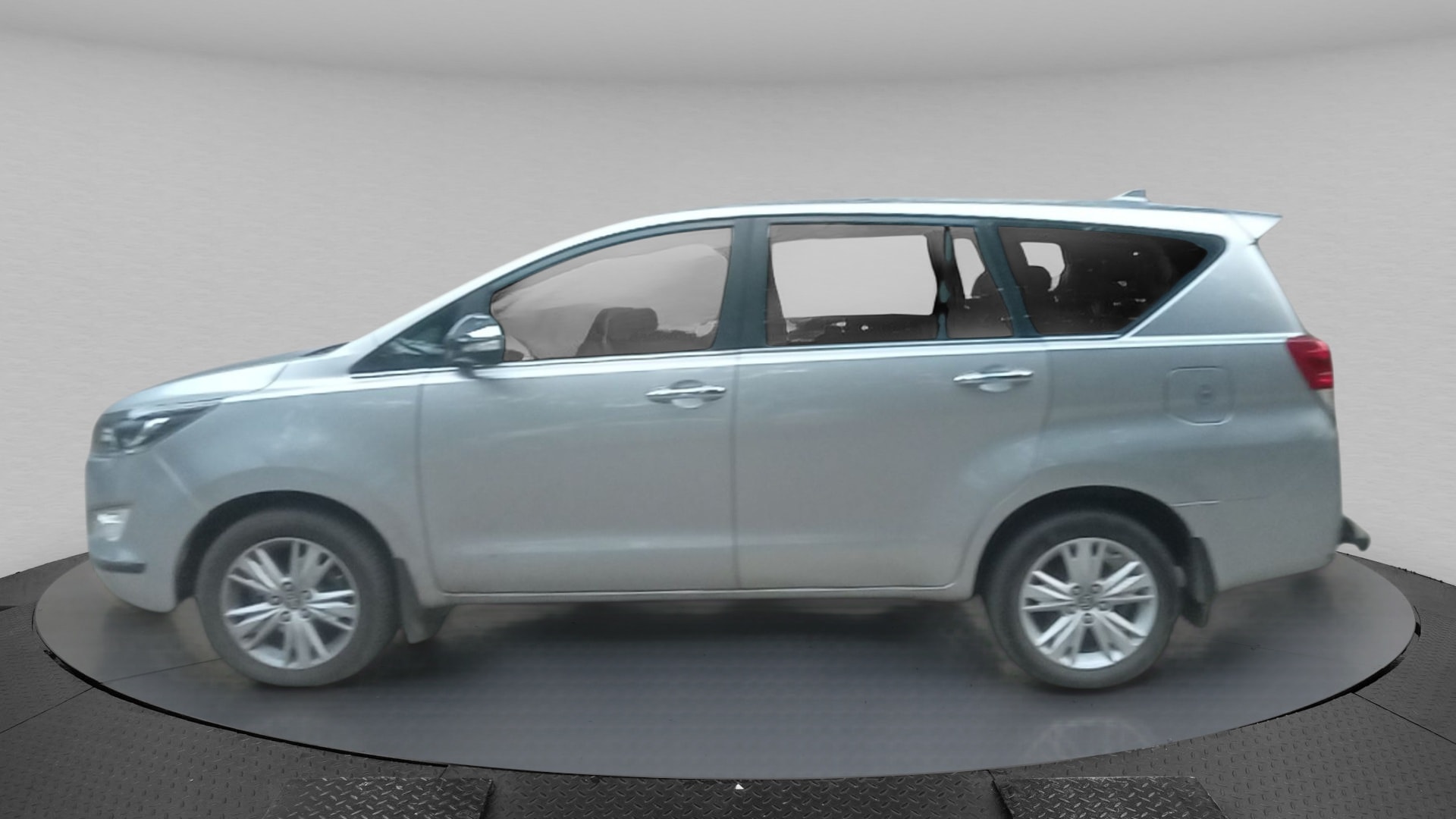 Innova Crysta image 2 Innova Crysta image 2