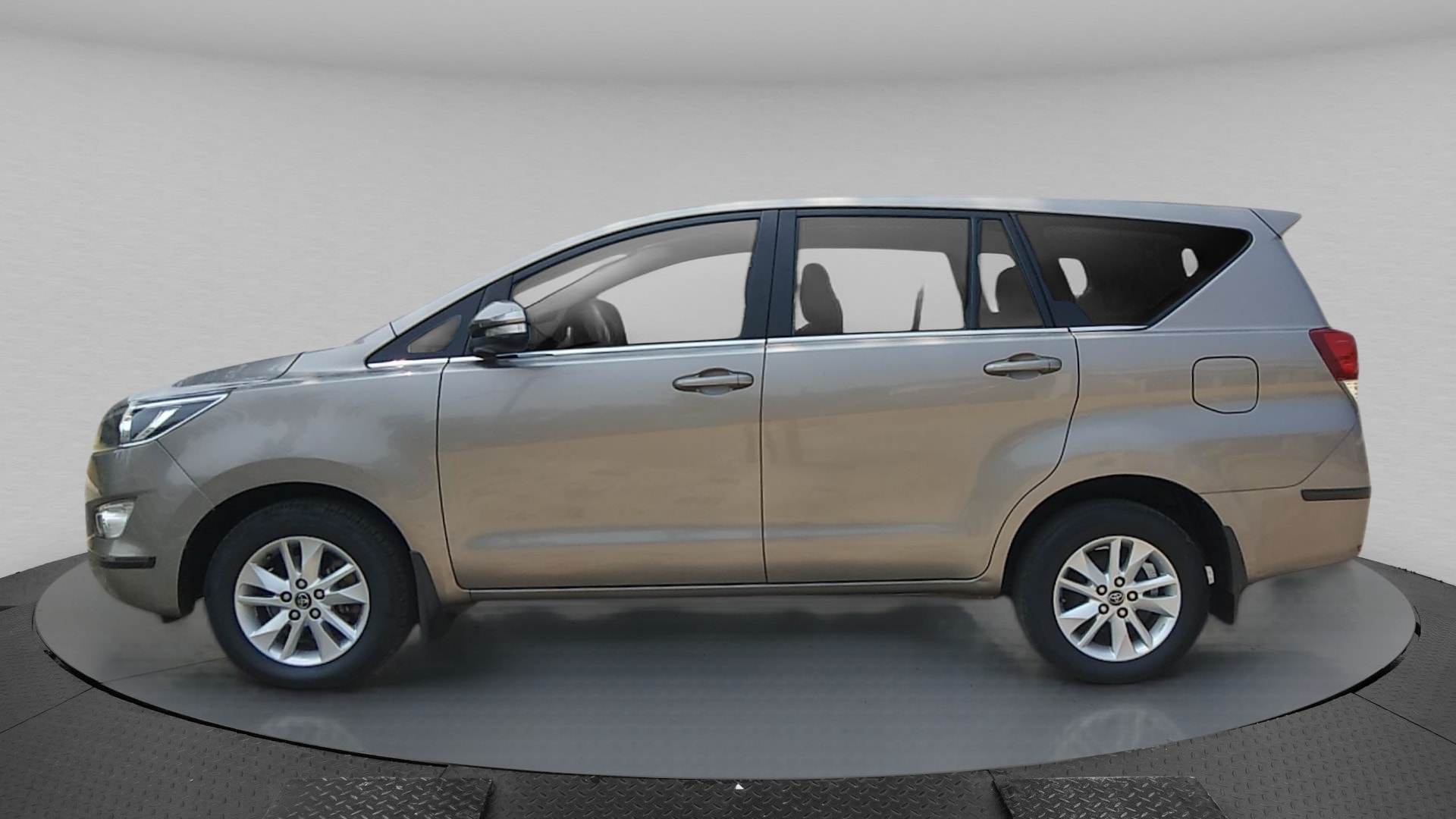 Innova Crysta image 2 Innova Crysta image 2