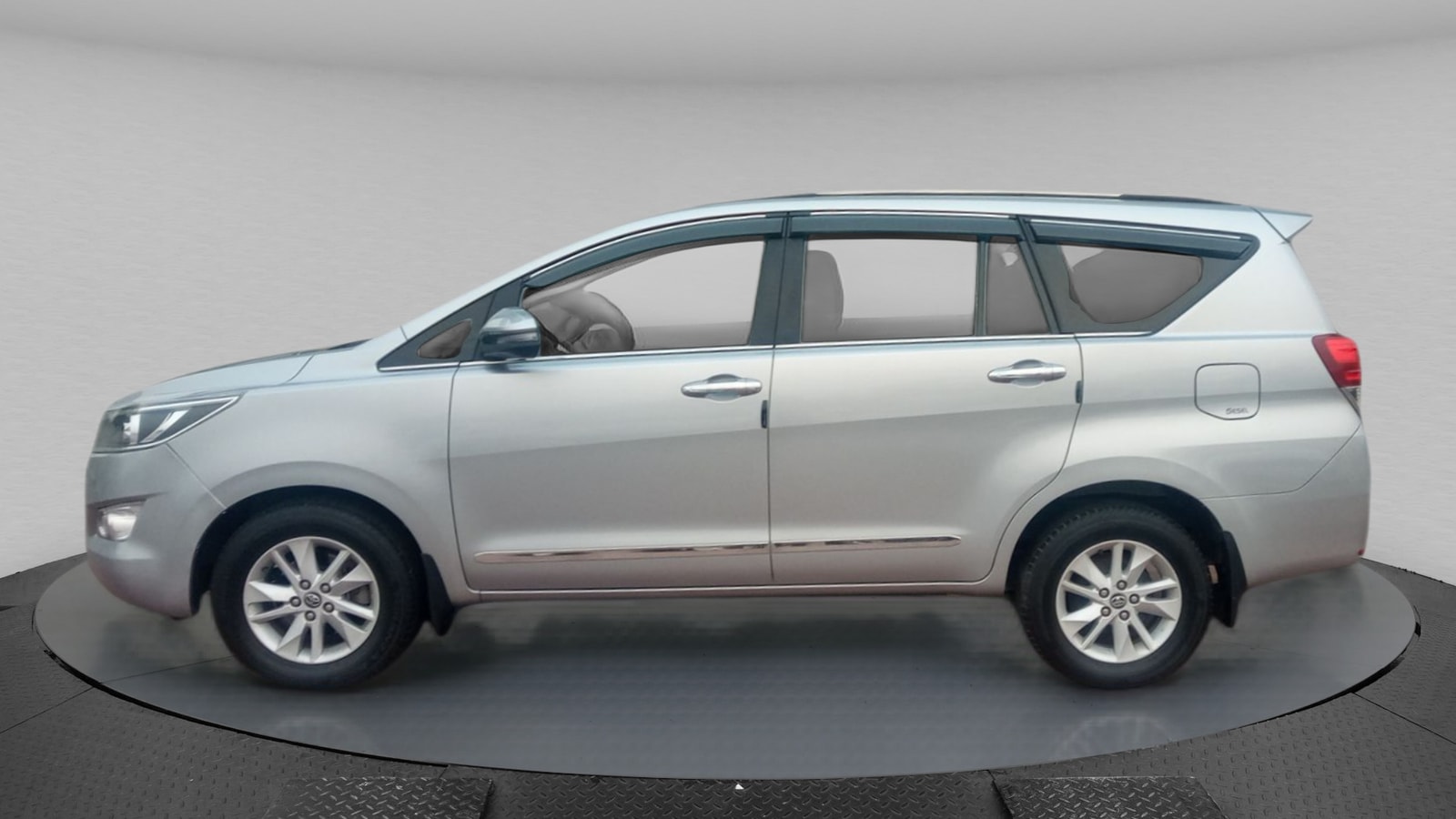 Innova Crysta image 2 Innova Crysta image 2