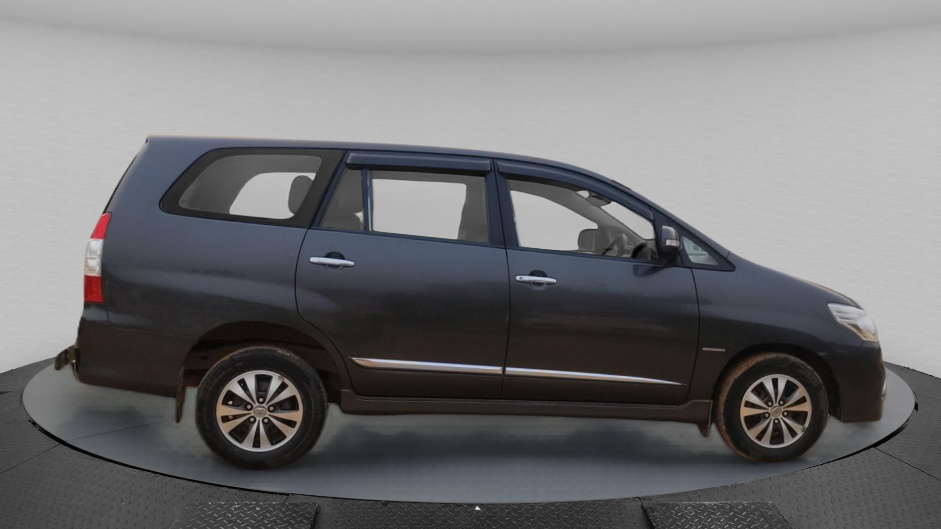 Innova image 7 Innova image 7