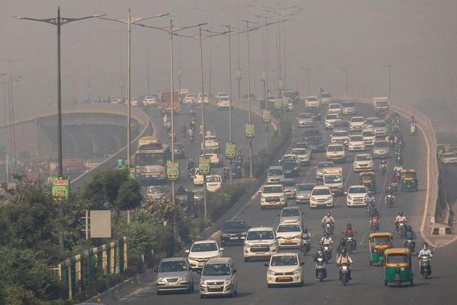 दिल्ली में बीएस3 पेट्रोल, बीएस4 डीजल कारों के चलने पर अस्थायी प्रतिबंध लगा