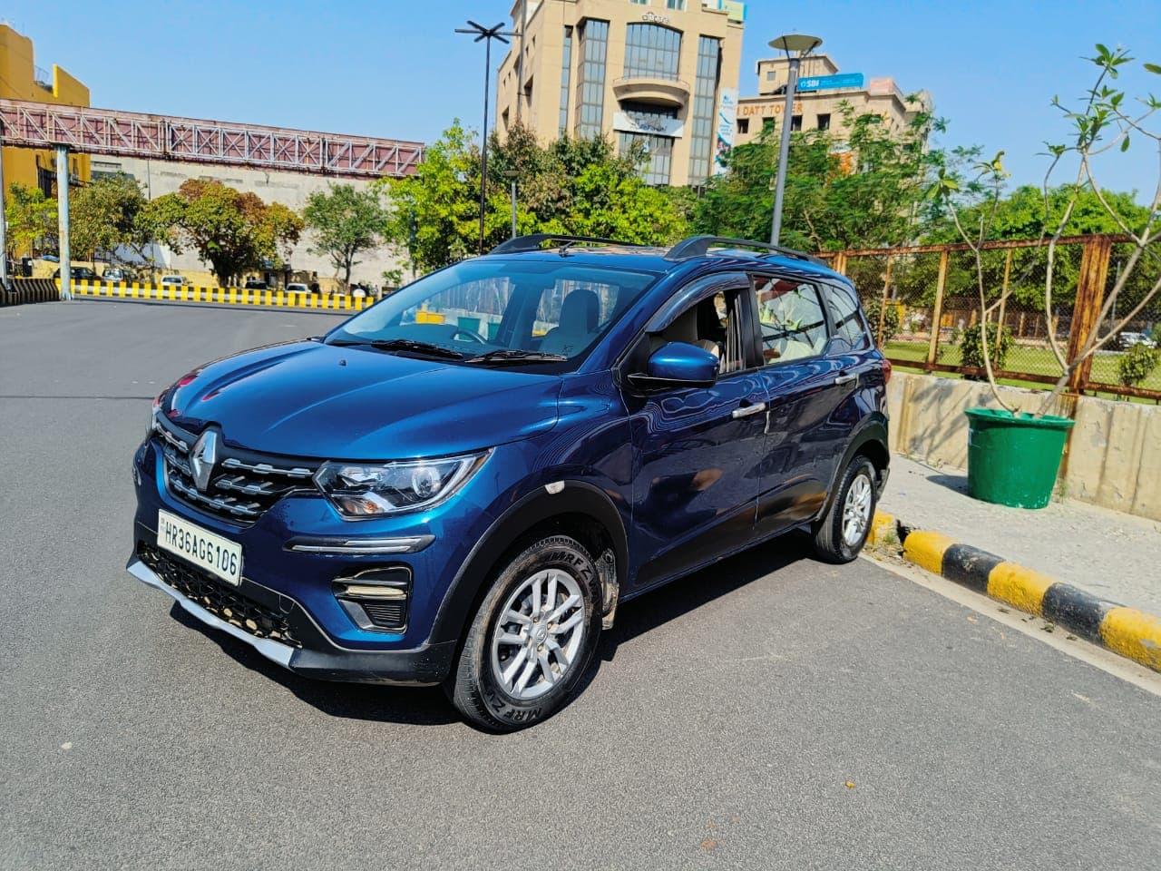 Used Renault Triber RXT in Noida 2024 model, India at Best Price.